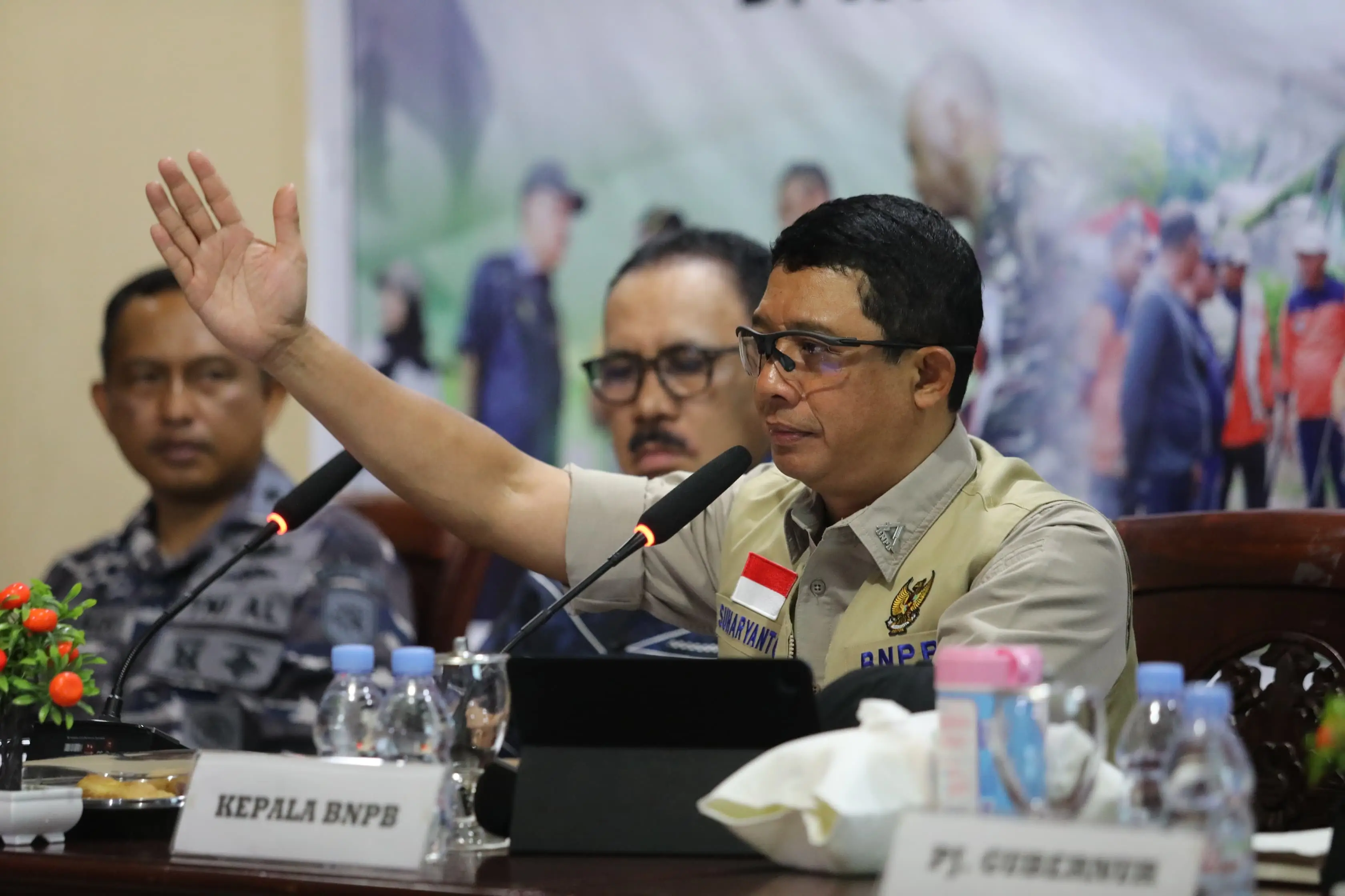 Kepala BNPB Letjen TNI Suharyanto, S. Sos., M.M (menggunakan rompi) saat memimpin Rapat Koordinasi Penanganan Darurat Bencana Erupsi Gunungapi Ibu di Kantor Bupati Halmahera Barat, Maluku Utara pada Jumat (31/5).